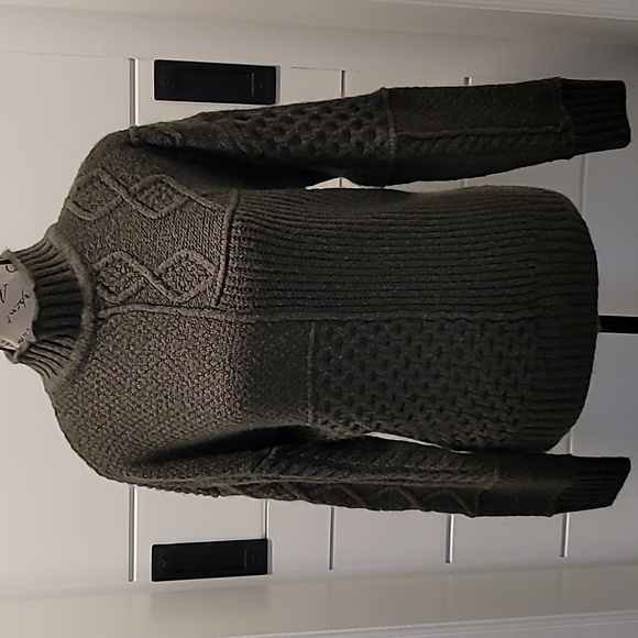 American Eagle Patterened Sweater - Picture 1 of 12